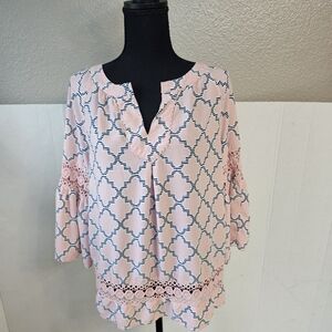 Womens Crown and Ivy Blouse Pink And White V-neck Sz Large Casual Geometric S379